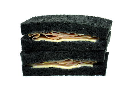 34698268-sándwich-de-pan-negro-con-jamón-y-queso-.jpg