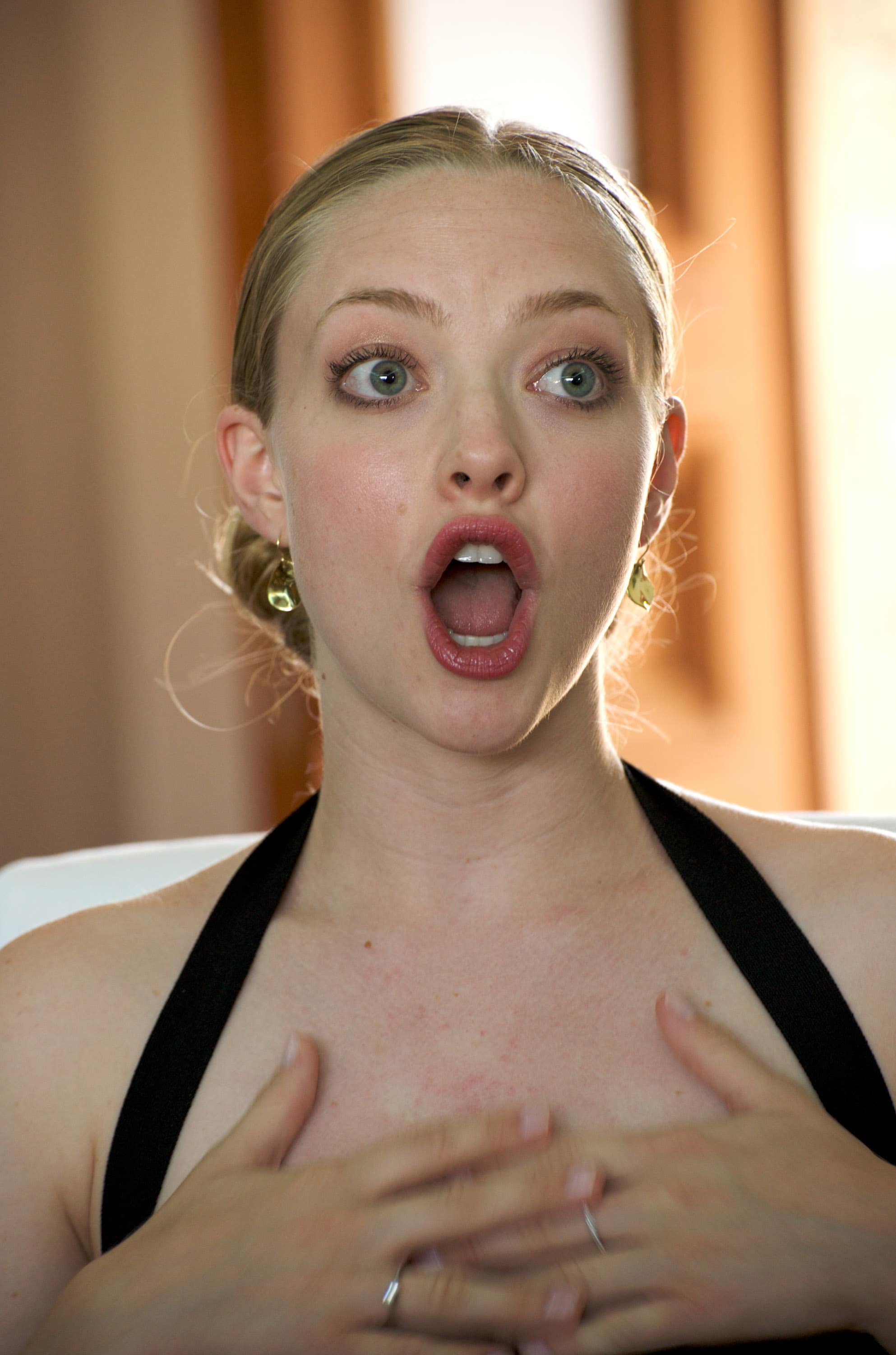 amanda-seyfried-shocked.jpg