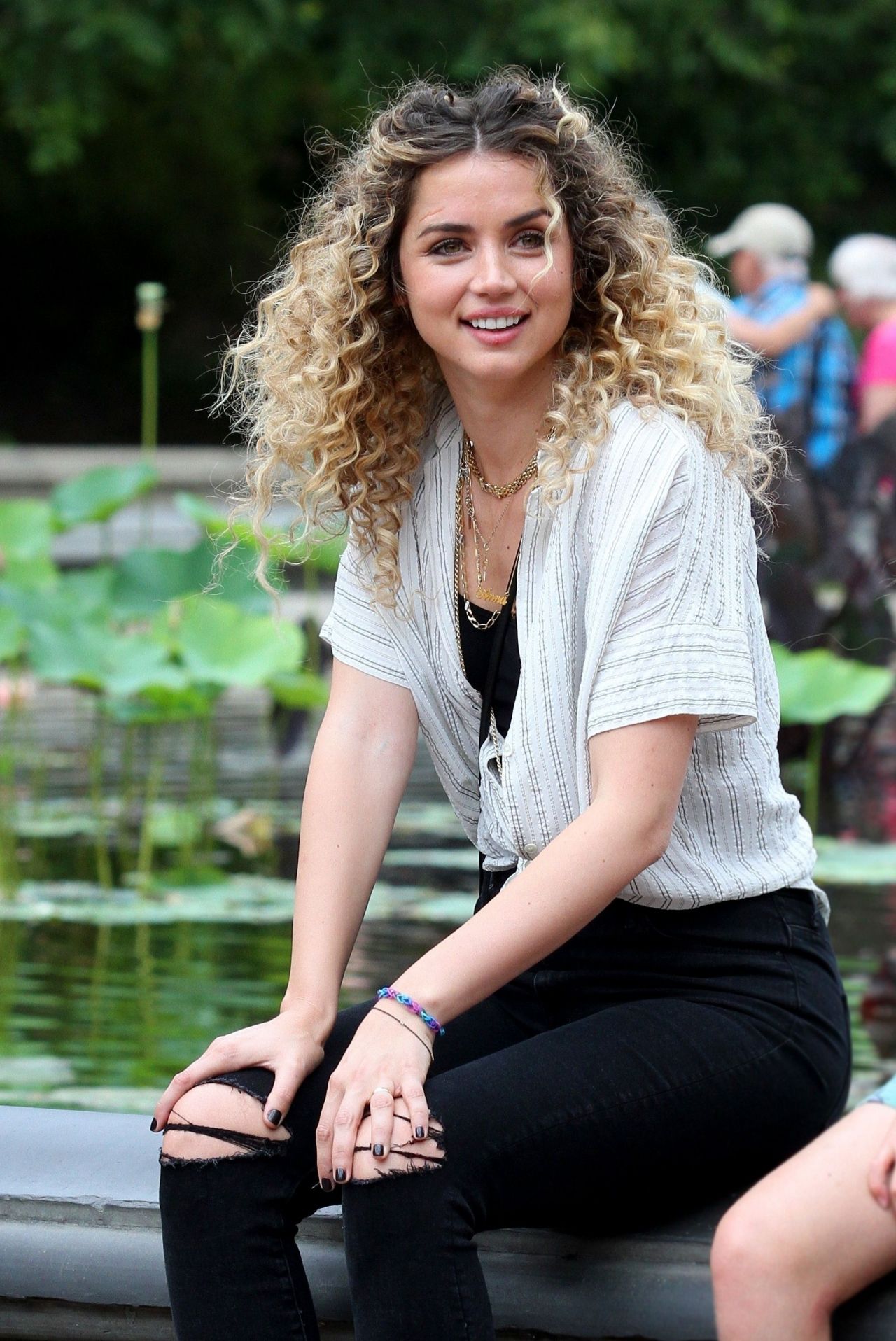 ana-de-armas-rosamund-pike-three-seconds-filming-in-central-park-08-25-2017-6.jpg