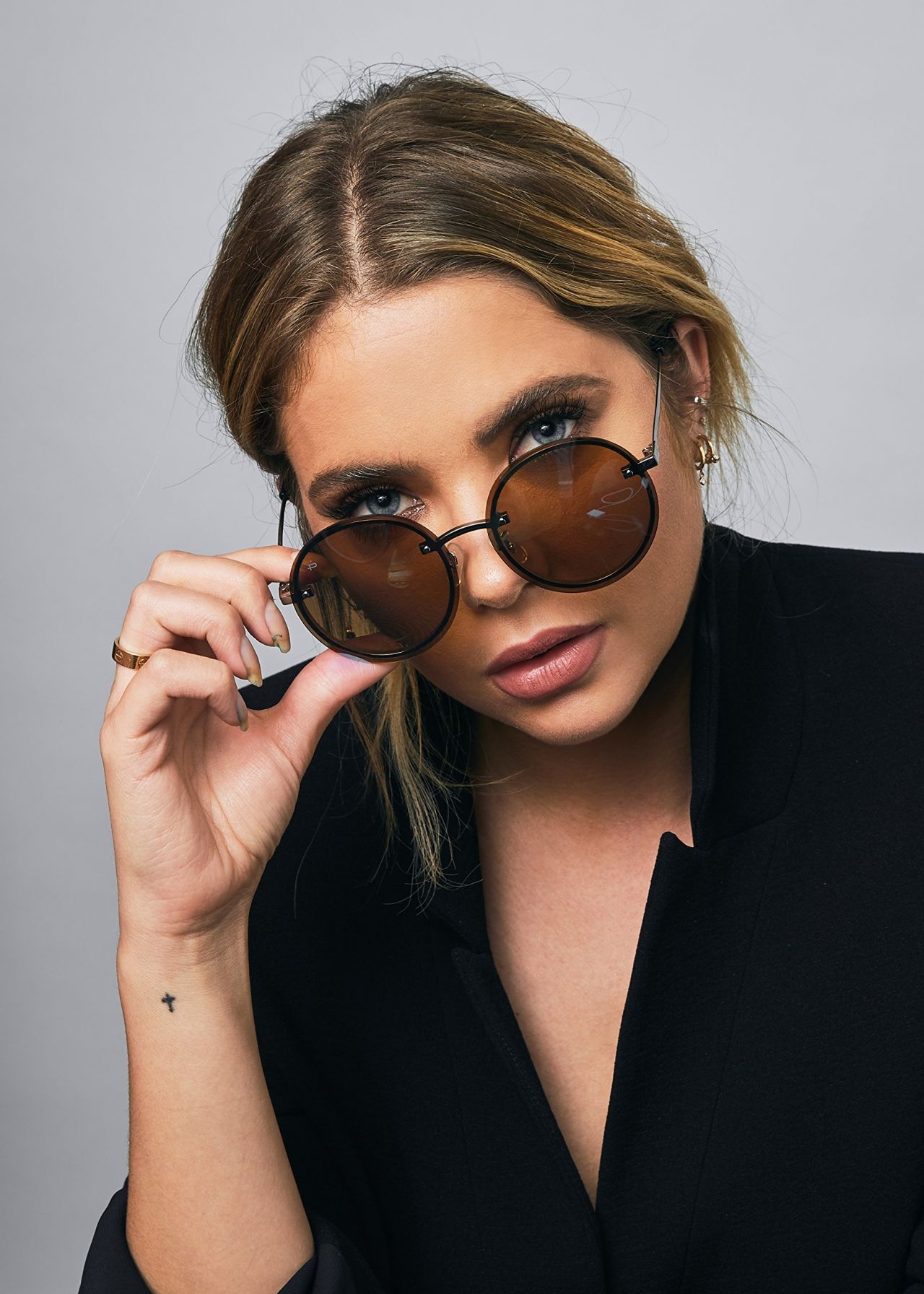 ashley-benson-prive-revaux-icon-collection-2017-photoshoot-11.jpg