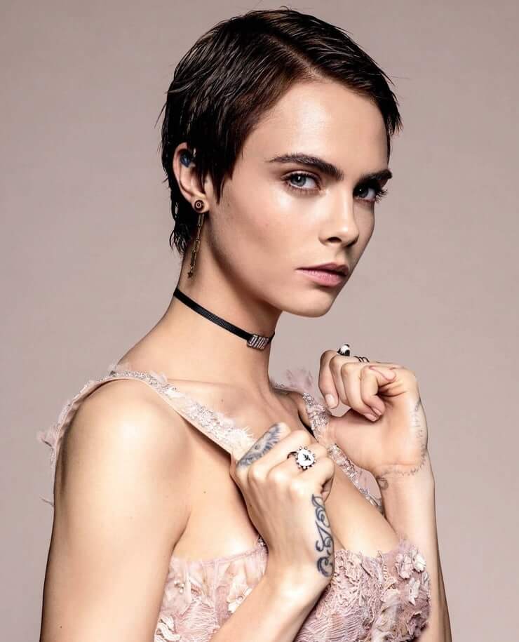 Cara-Delevingne-boobs-cleavage-3.jpg