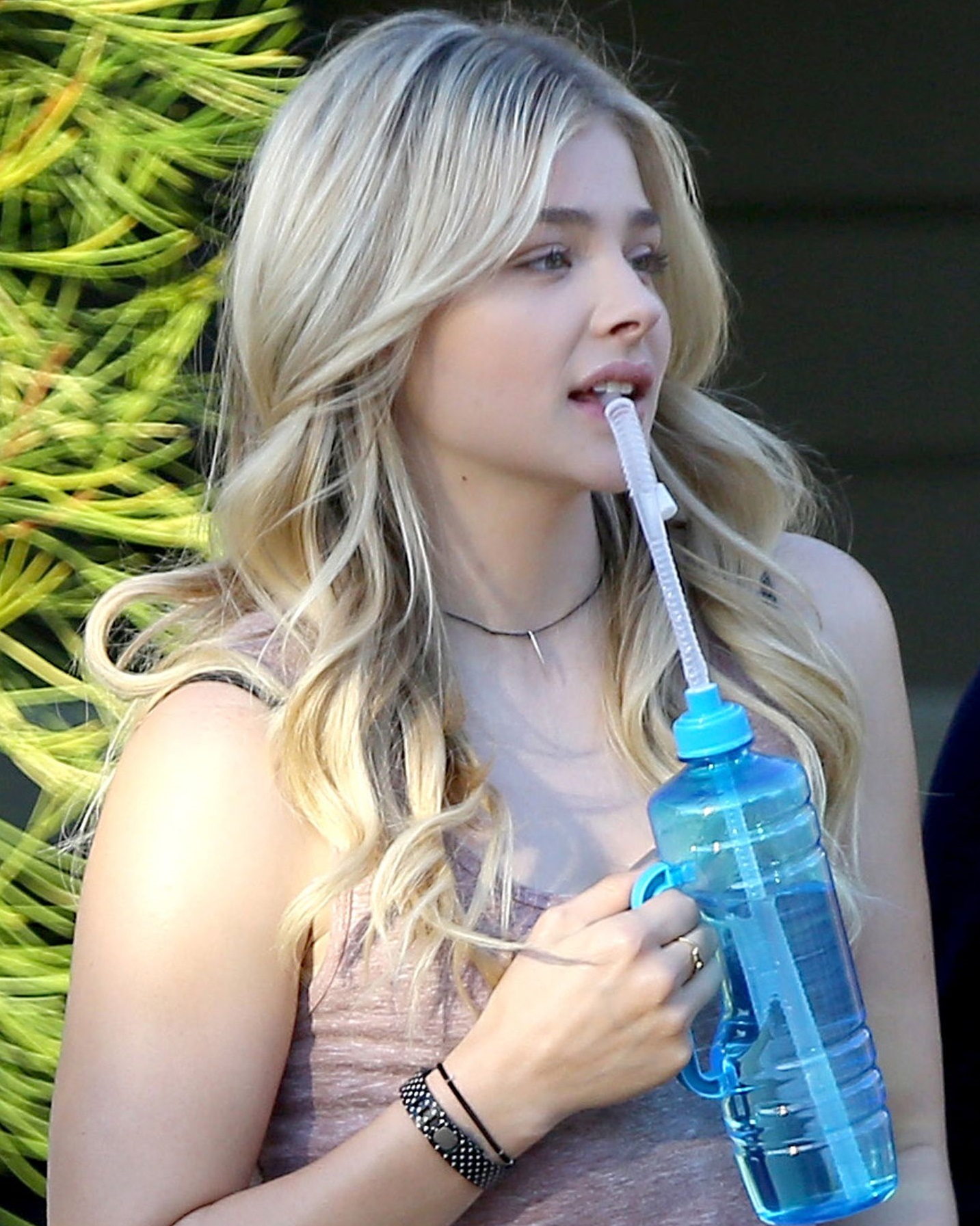 Chloe-Grace-Moretz-in-Shorts-on-Neighbors-2-Sorority-Rising-set--04.jpg