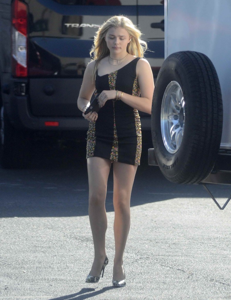 chloe-moretz-on-the-set-of-neighbors-2-in-atlanta-8-26-2015-1-788x1024.jpg