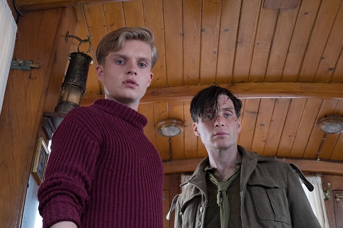 cillian-murphy-and-tom-glynn-carney-in-dunkirk-2017-large-picture.jpg