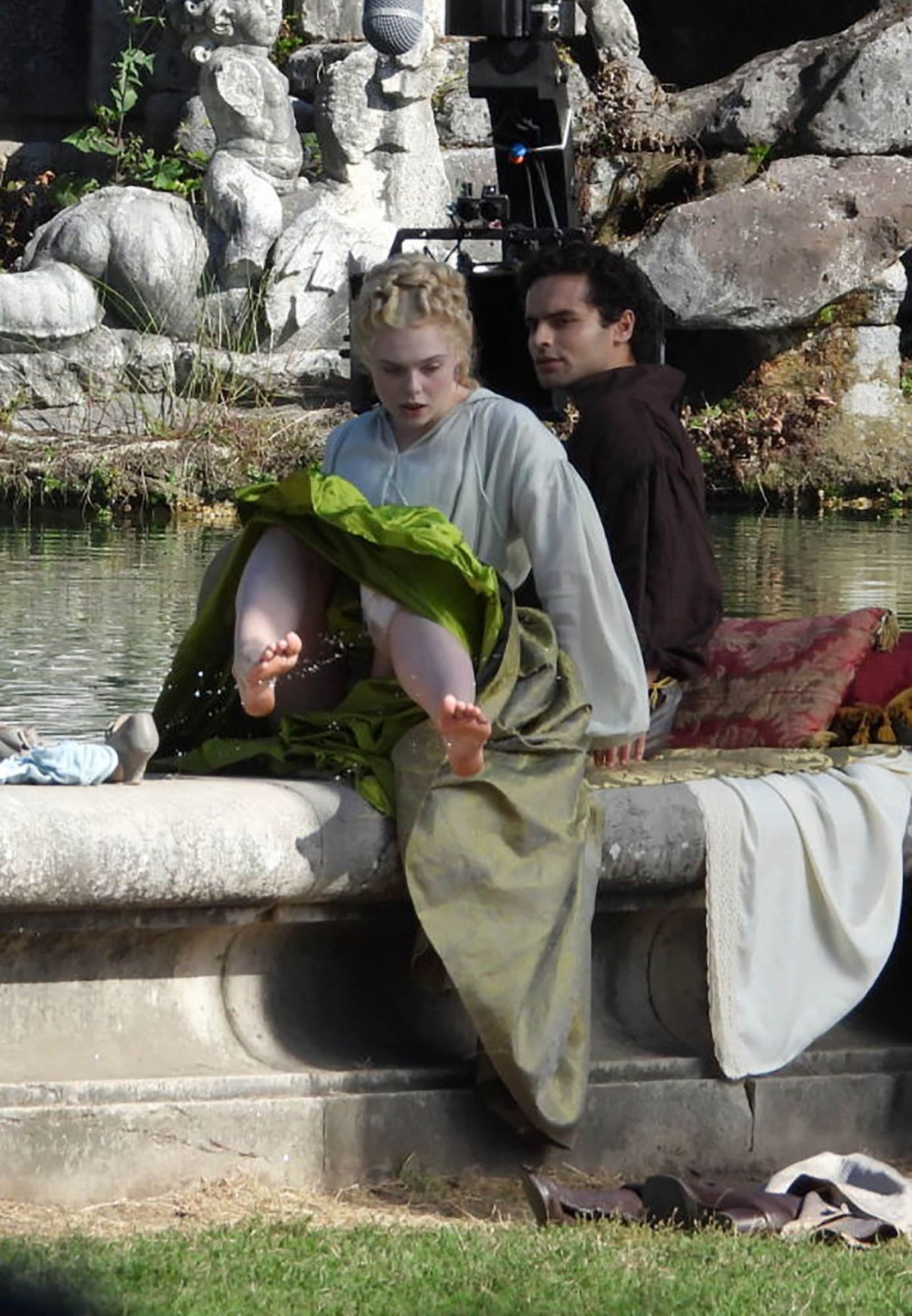 ella-fanning-on-the-set-of-the-great-at-royal-palace-of-caserta-10-23-2019-1.jpg