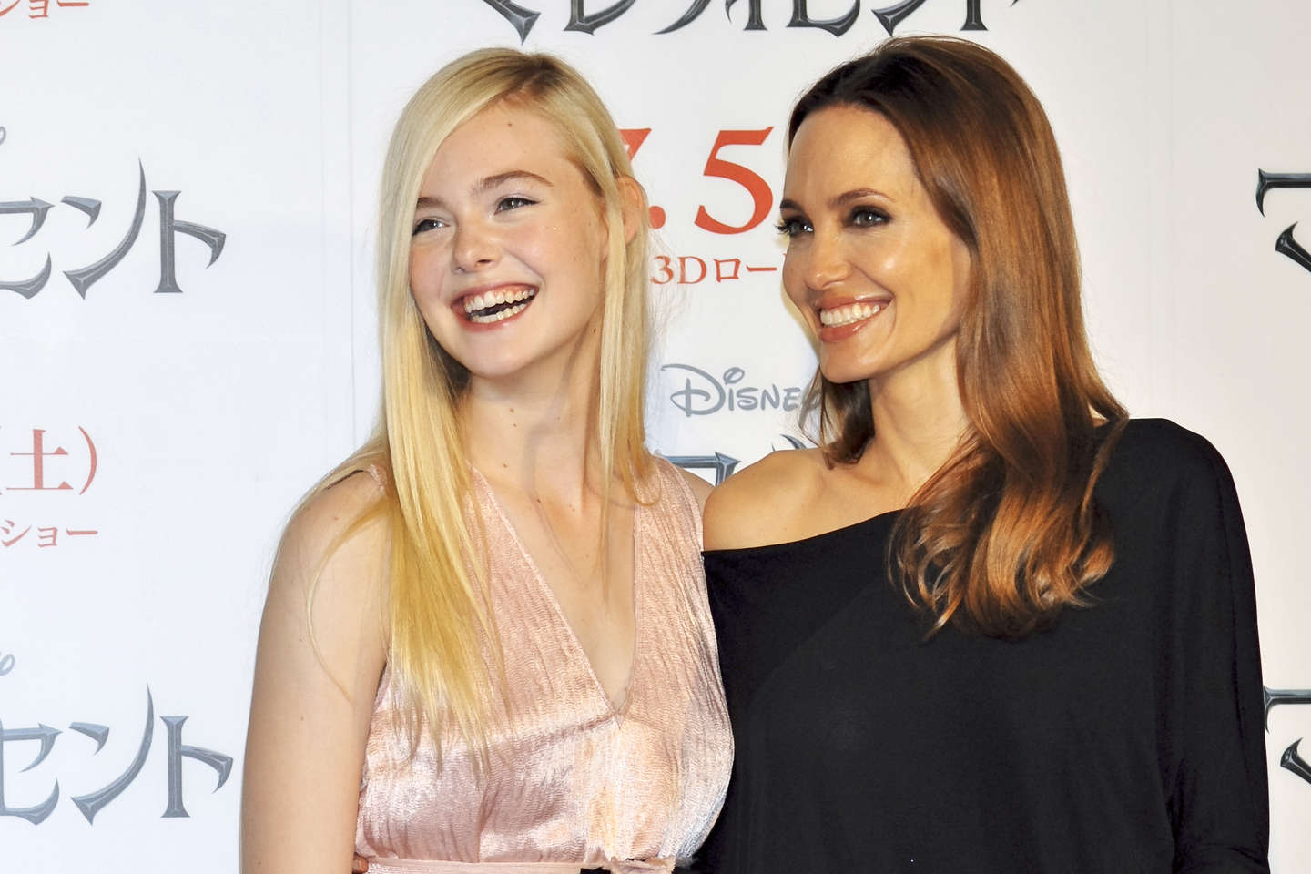 Elle-Fanning-and-Angelina-Jolie_-Maleficent-Press-Conference--25.jpg