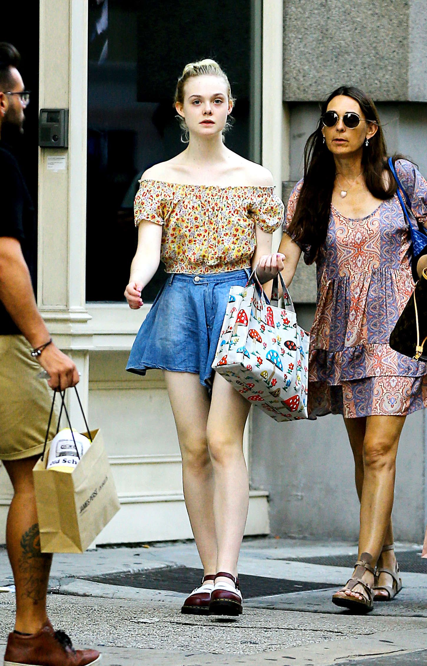 Elle-Fanning-Shopping-NYC-2.jpg