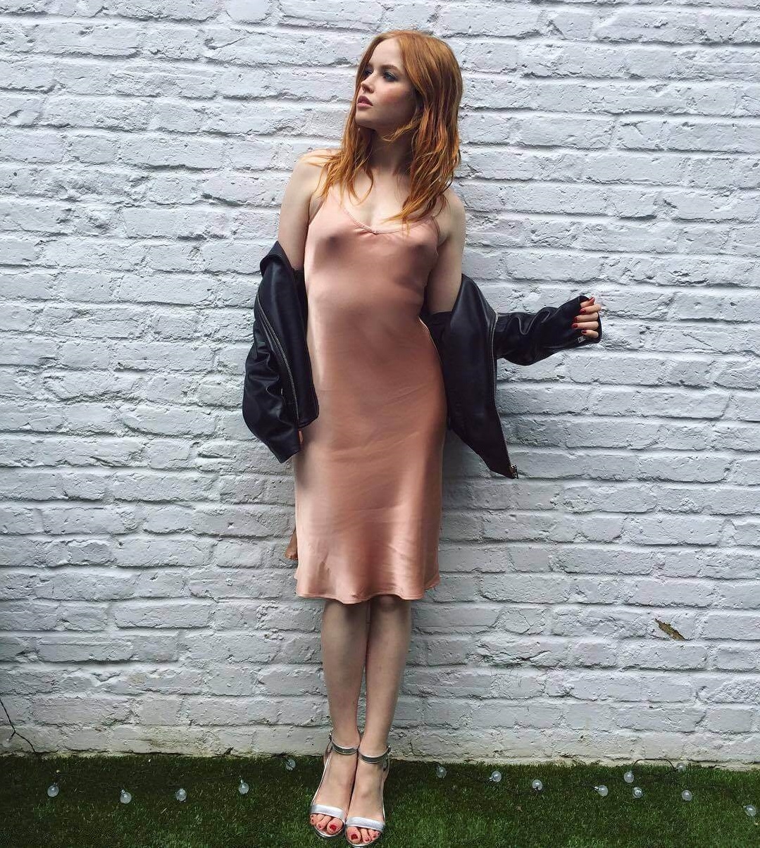 Ellie-Bamber-feet-sexy-pics.jpg