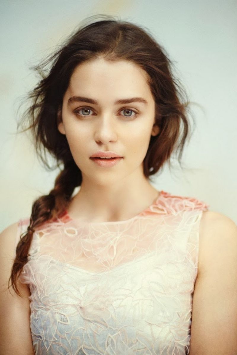 emilia-clarke-vogue-magazine-uk-december-2013-issue_1.jpg