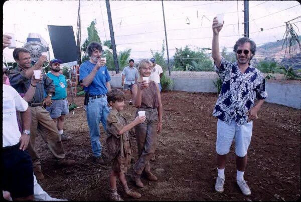 foto-durante-el-rodaje-de-jurassic-park-de-spielberg-con-el-equipo-y-actores-l_cover.jpg