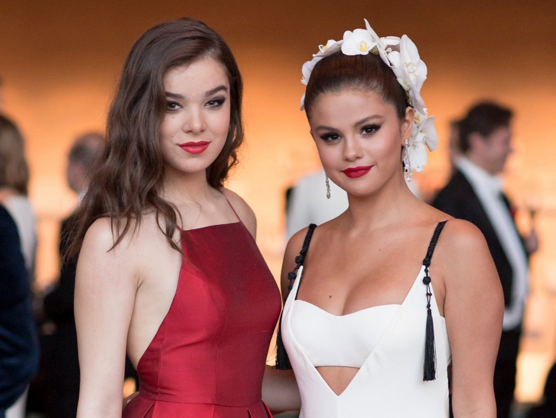 Hailee Steinfeld And Selena Gomez z32klgnd89i31.jpg