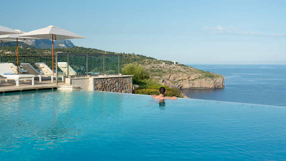 Jumeirah-Port-Soller-Infinity-Pool-Man-Views.jpg