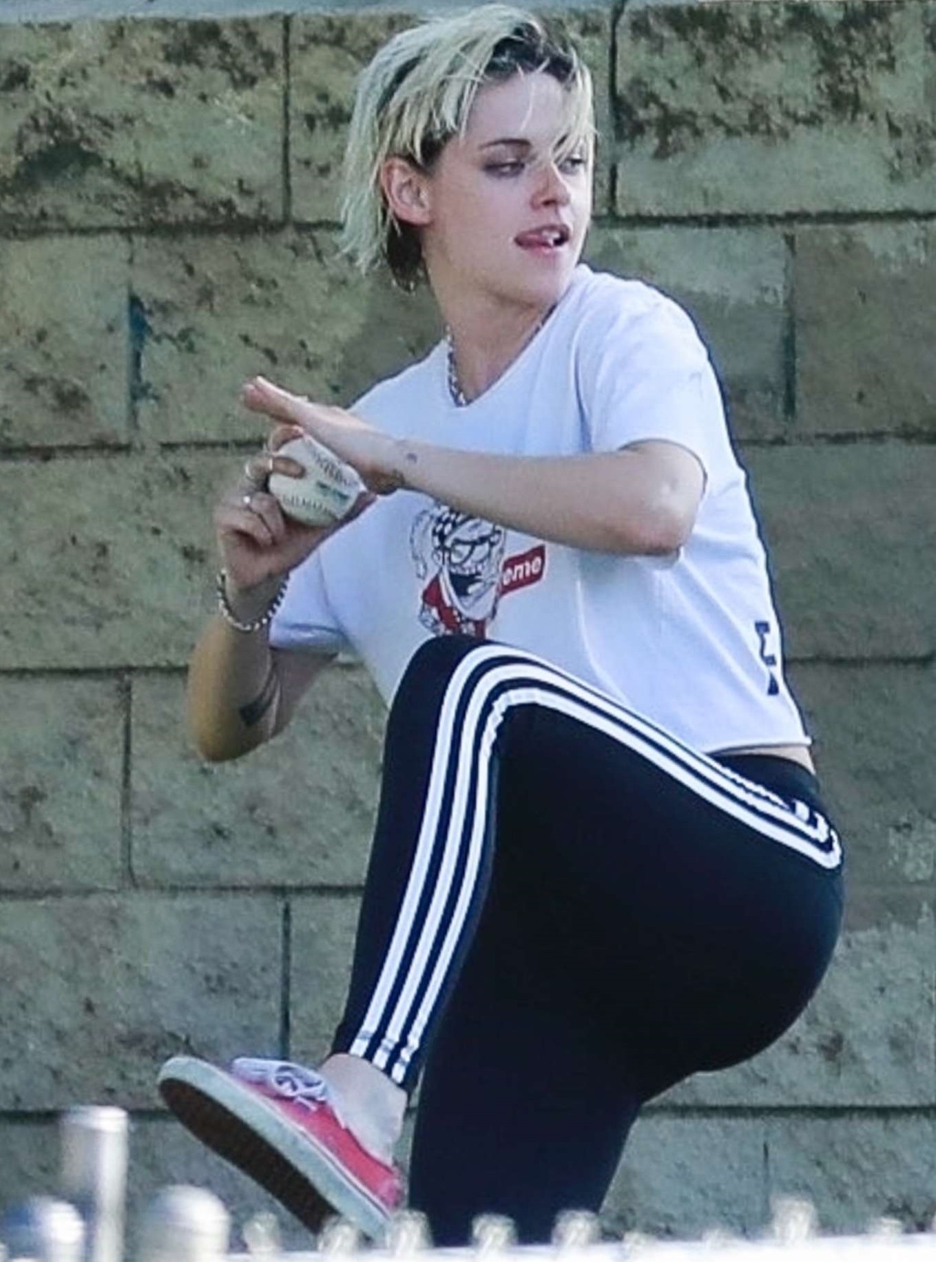 Kristen-Stewart---Plays-Softball-in-Los-Angeles-08.jpg