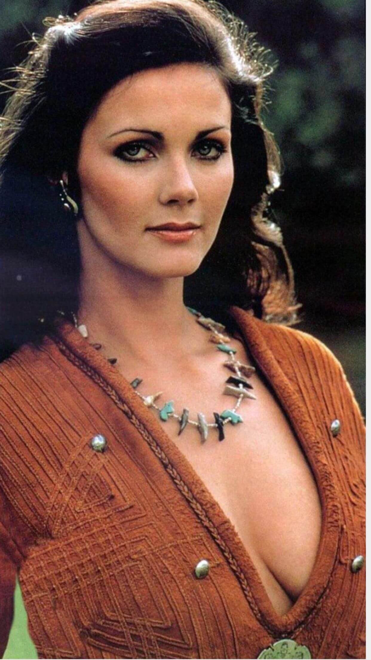 Lynda-Carter-sexy-look-pics-2-1.jpg