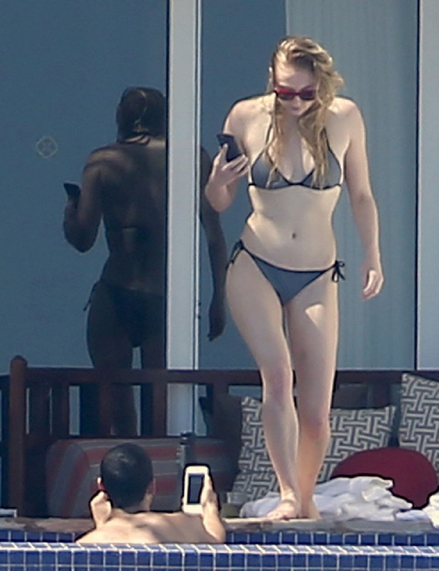 mini-Sophie-Turner-bikini-okokoras-3.jpg