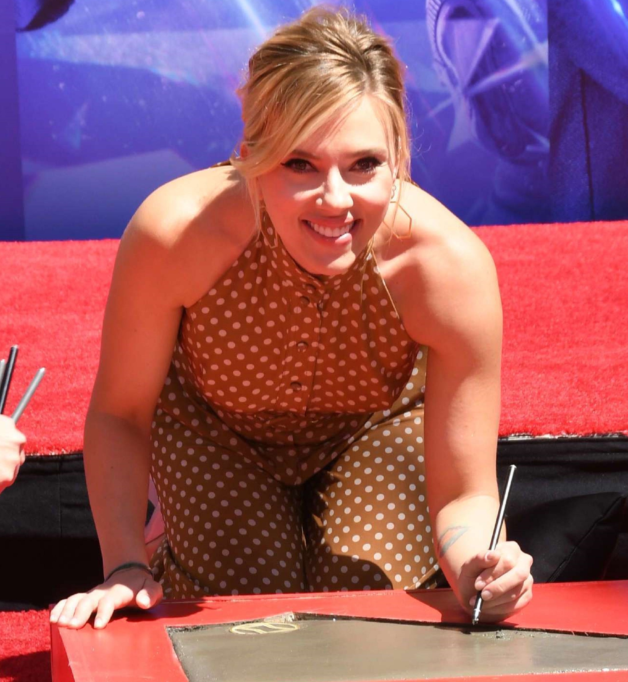 Scarlett-Johansson-at-Avengers-Endgame-Hand-And-Footprint-Ceremony-18.jpg