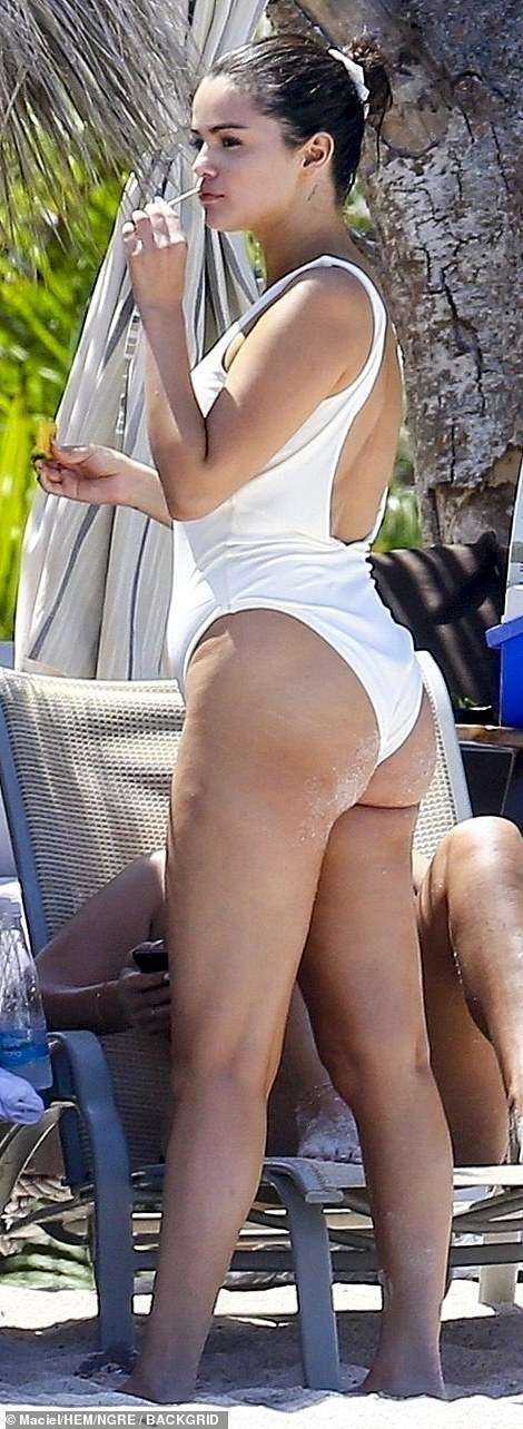 Selena-Gomez-Booty-in-White-Swimsuit-4.jpg