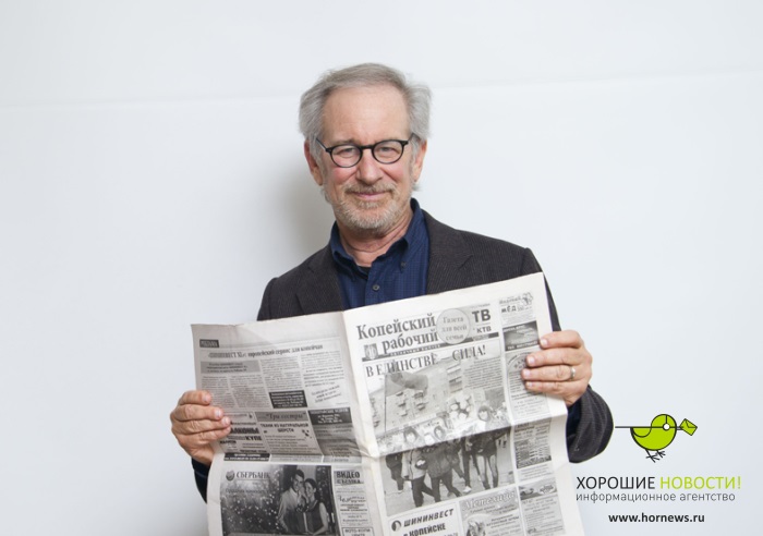 steven-spielberg-with-the-russian-newspaper.jpg