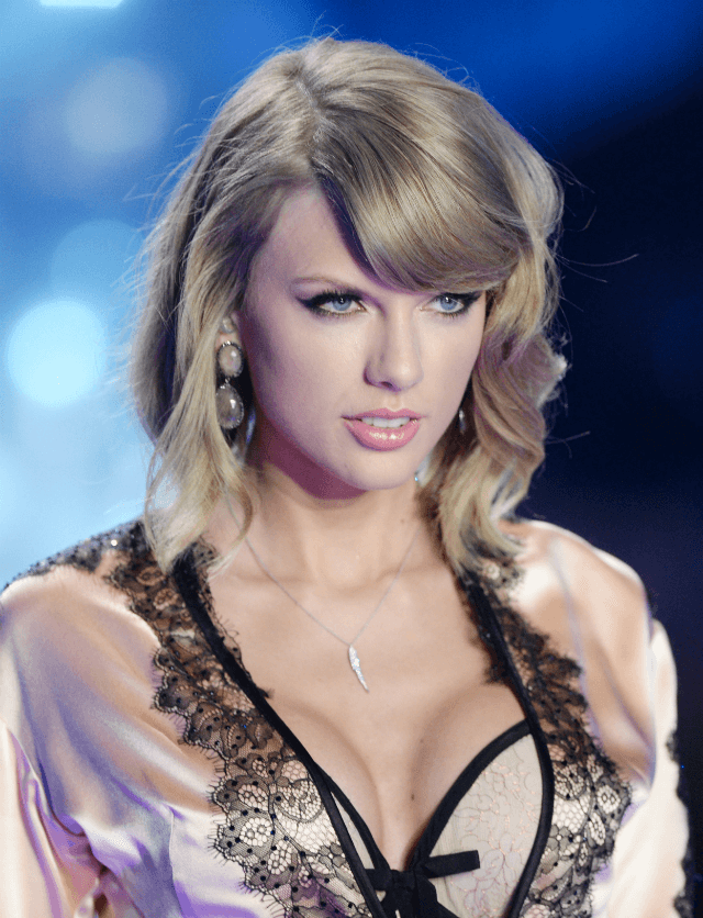 taylor-swift-sexy-cleavage-pic.png