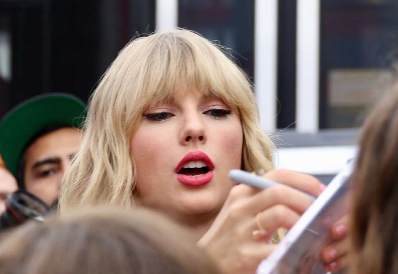 Taylor-Swift---Visits-her-Lover-mural-installation-in-NY-14.jpg